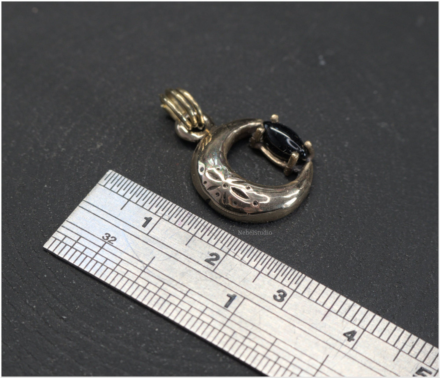 Colgante Luna de bronce con ónice negro talla marquesa
