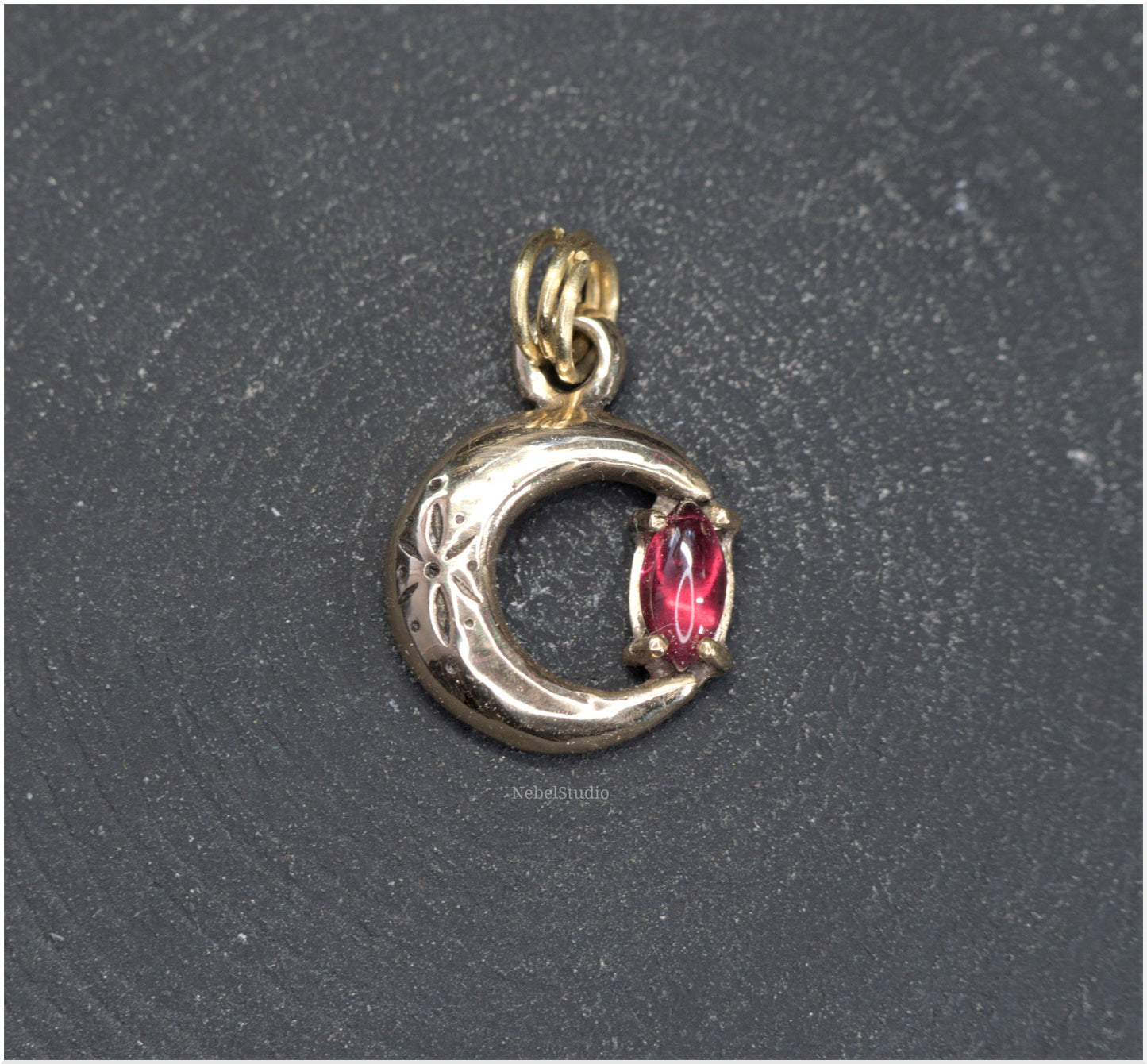 Pendant Moon bronze garnet