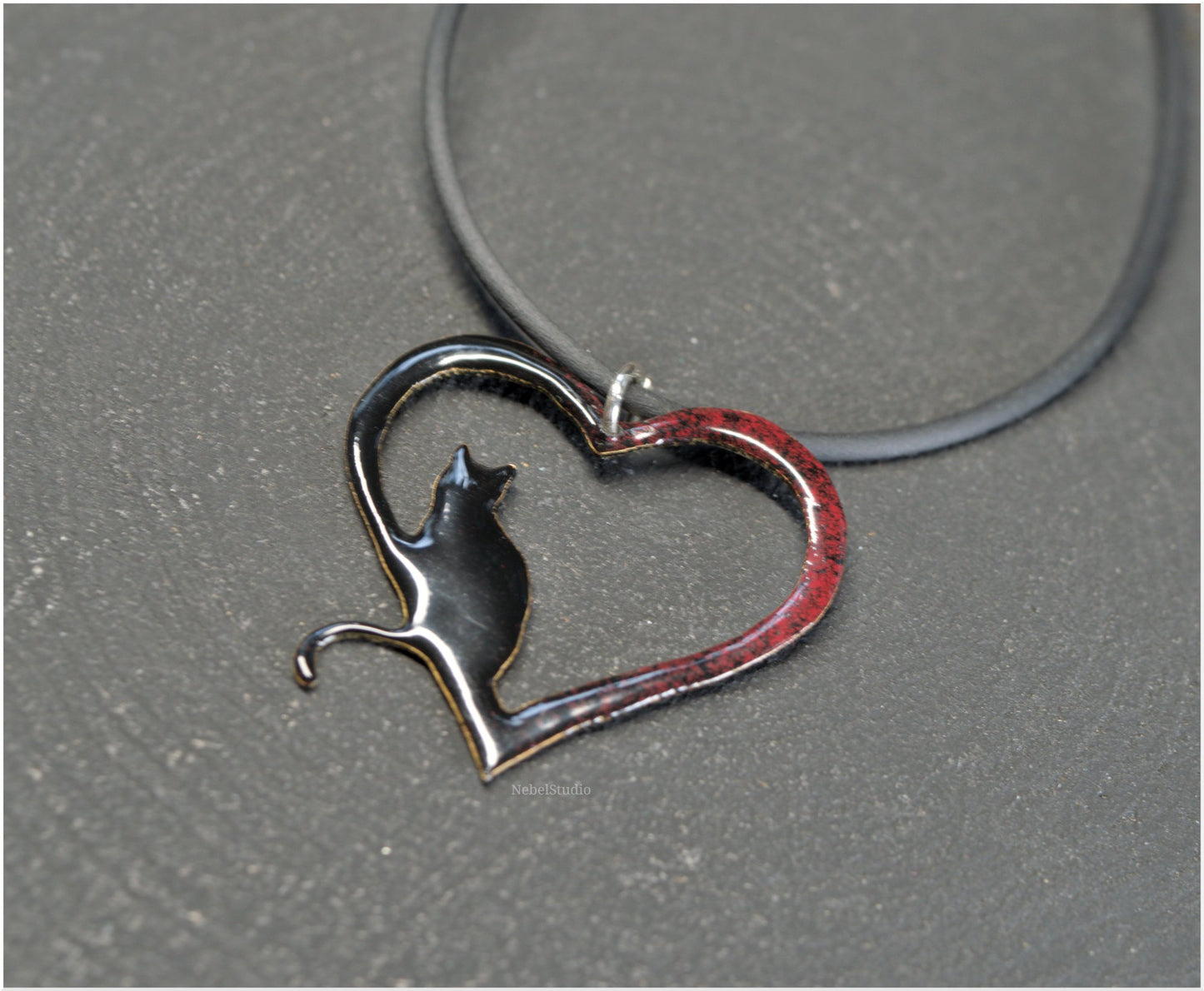 Colgante silueta de corazón y gato