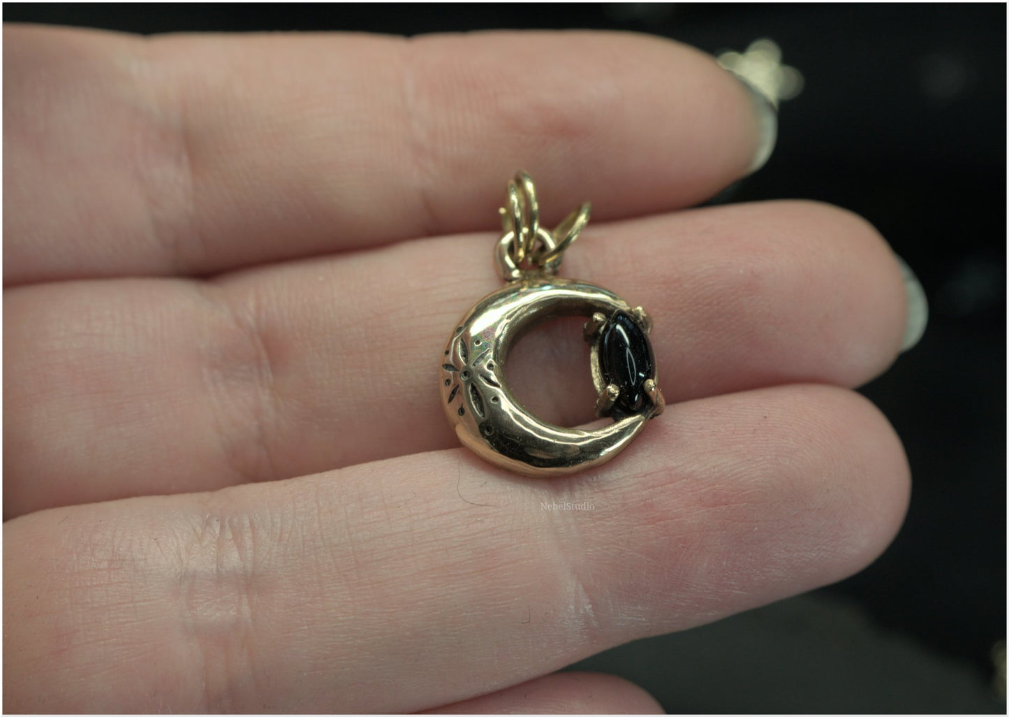 Colgante Luna de bronce con ónice negro talla marquesa