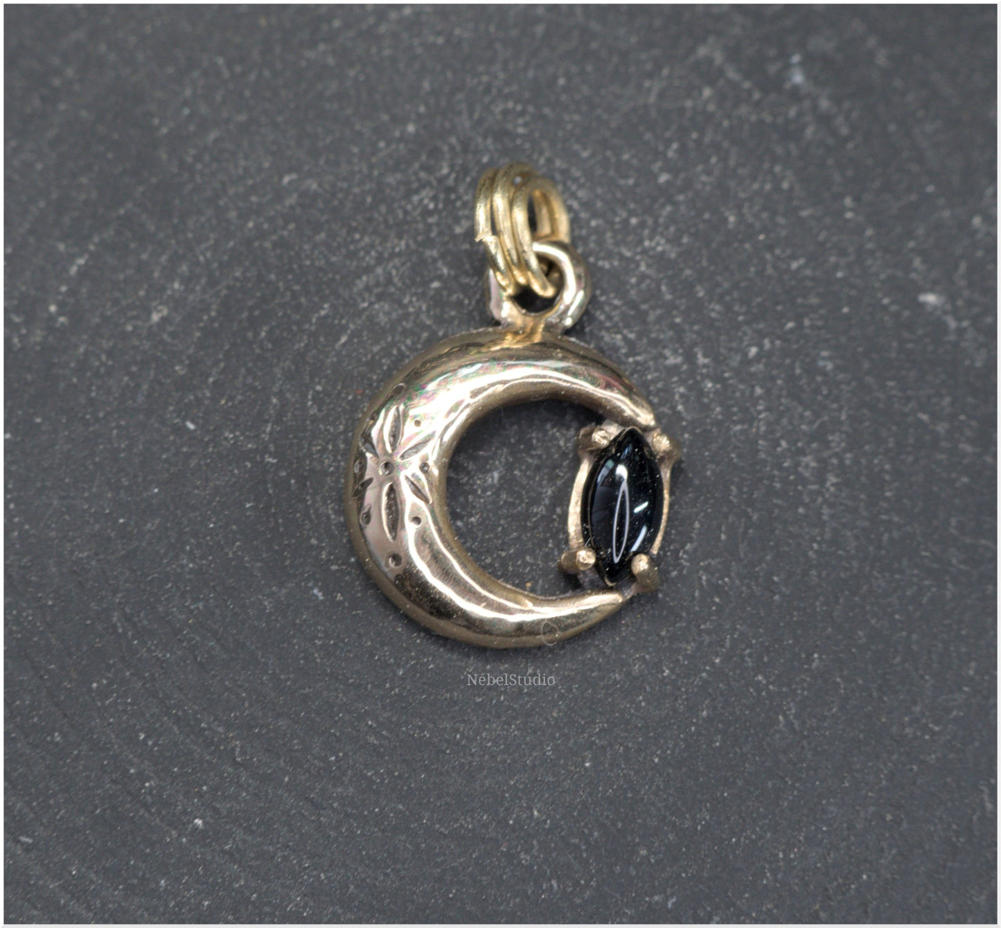 Colgante Luna de bronce con ónice negro talla marquesa