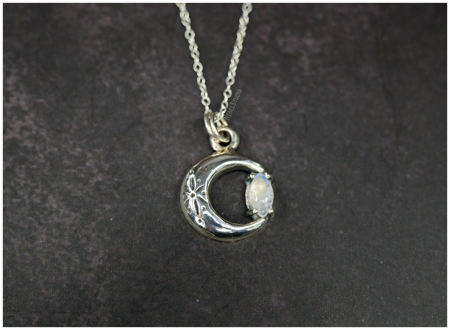 Colgante Luna de plata con piedra de luna talla marquesa