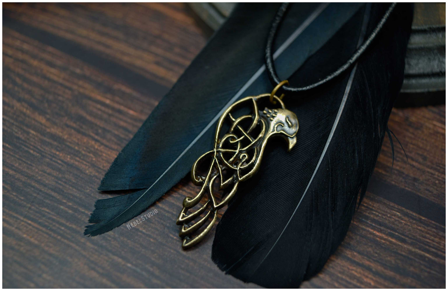 colgante cuervo bronce con cordón de cuero