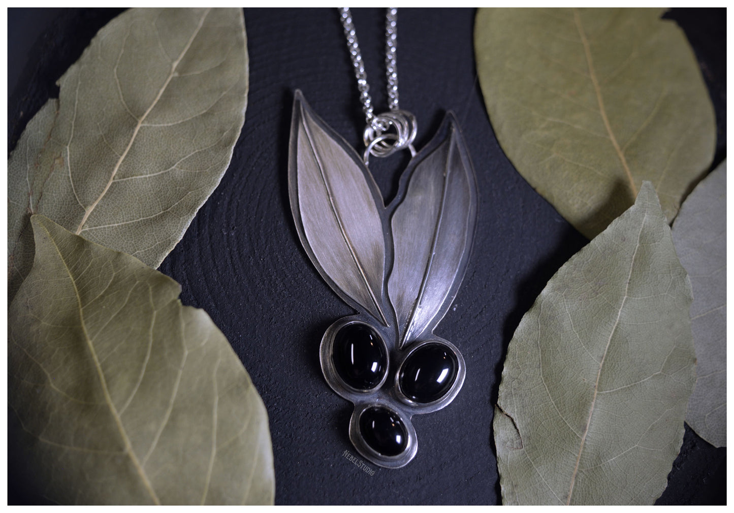 Silver Laurel pendant with black onyxes