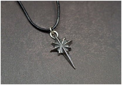 Colgante estrella Ad Astra tamaño mediano plata cordón lado