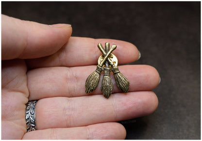 Pin Escobas Moiras bronce proporciones