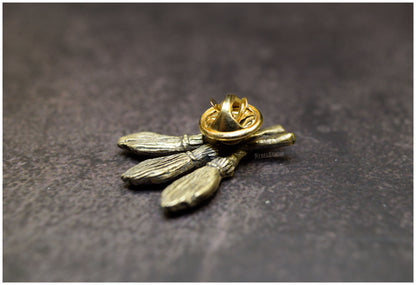 Pin Escobas Moiras bronce reverso