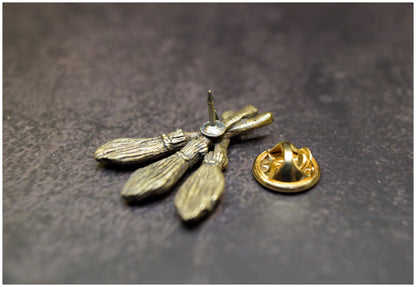 Pin Escobas Moiras bronce cierre