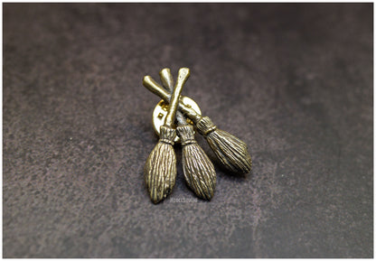 Pin Escobas Moiras bronce frente