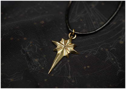 Colgante estrella Ad Astra tamaño grande bronce cordón de cuero