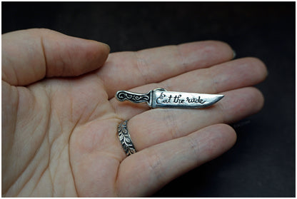 Pin cuchillo Eat the Rude plata proporciones