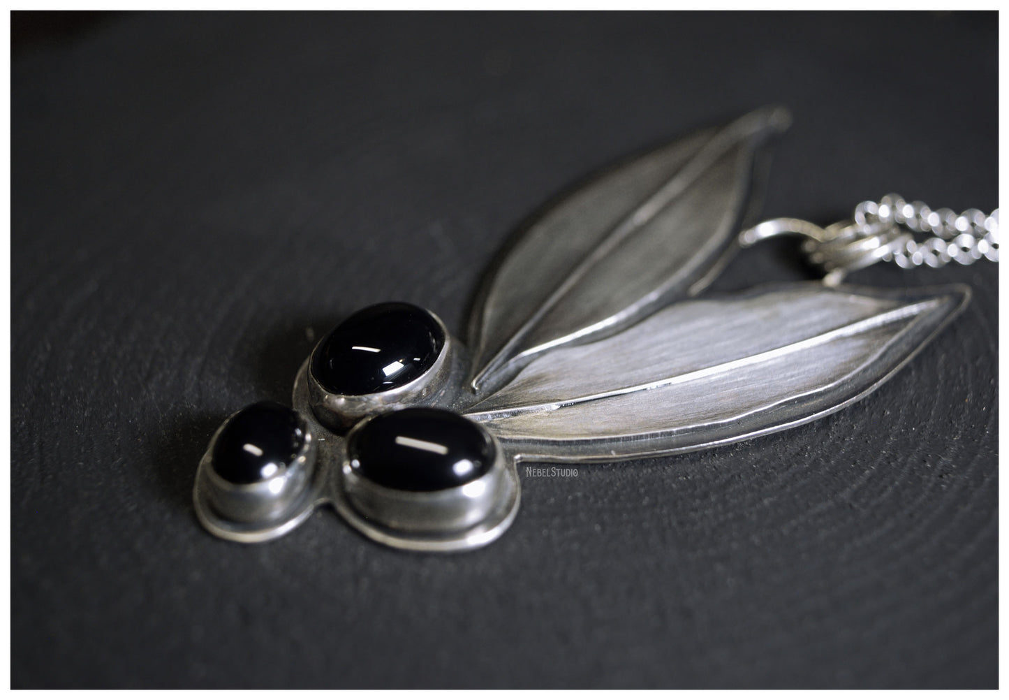Silver Laurel pendant with black onyxes