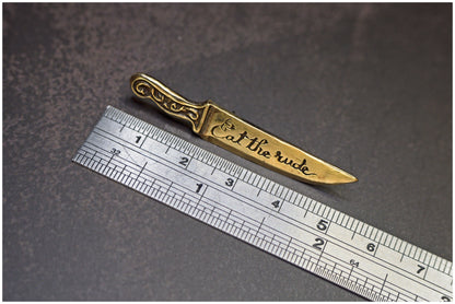 Pin cuchillo Eat the Rude bronce medidas