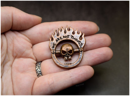 Colgante Furiosa We are not things tributo cobre proporciones