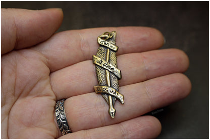 Colgante pluma "We are all stories in the end"  bronce proporciones