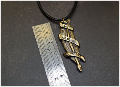 Colgante pluma "We are all stories in the end" bronce medidas