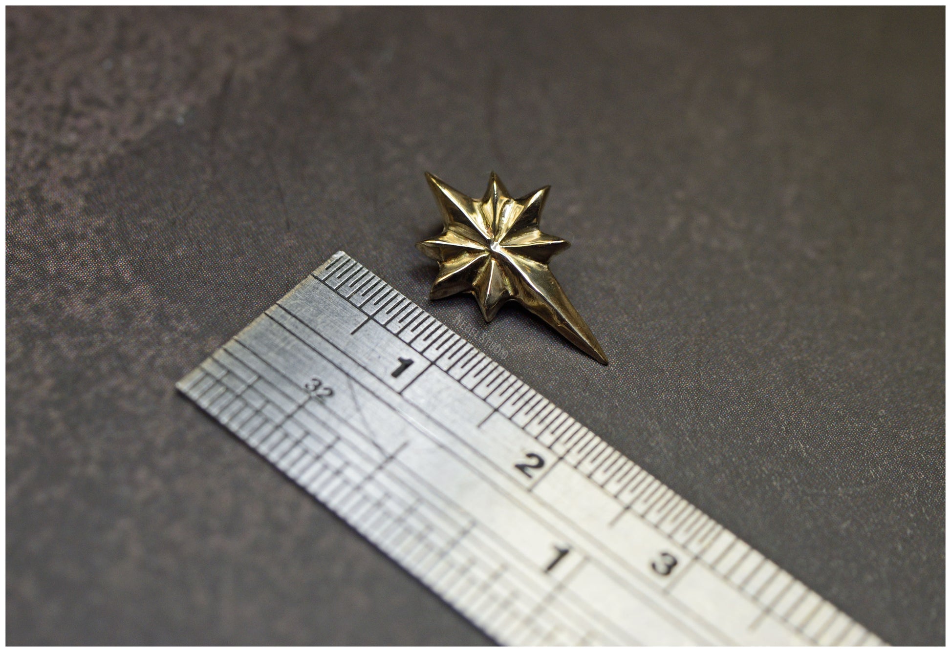 Colgante estrella Ad Astra tamaño pequeño bronce medidas