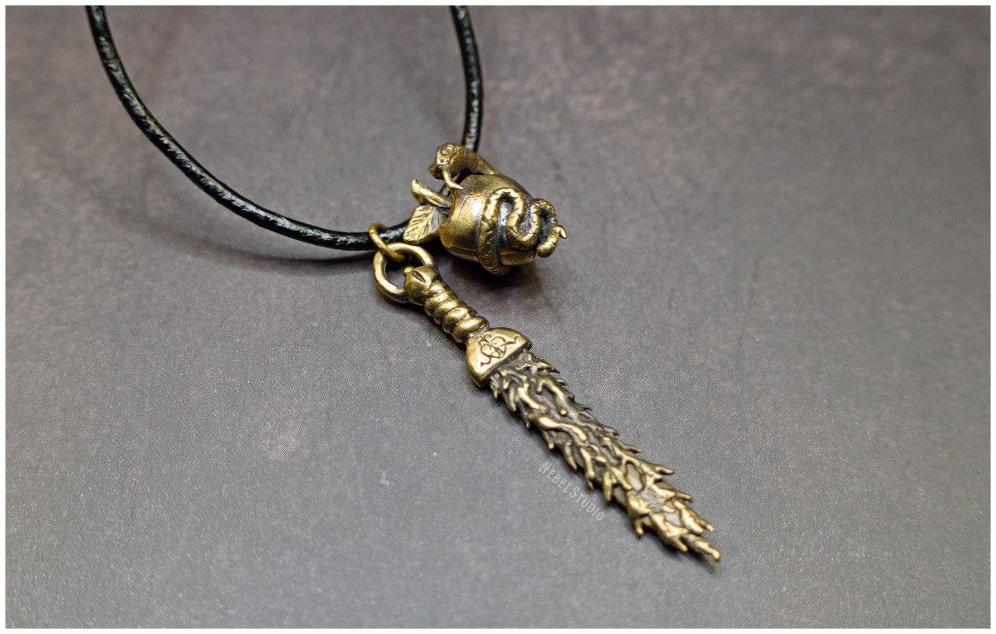 Colgantes Inefables espada manzana serpiente bronce pareja cordón de cuero