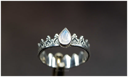 Alienor silver teardrop moonstone crown ring
