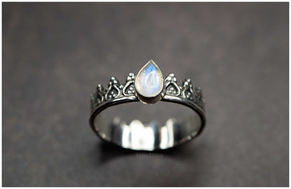 Alienor silver teardrop moonstone crown ring