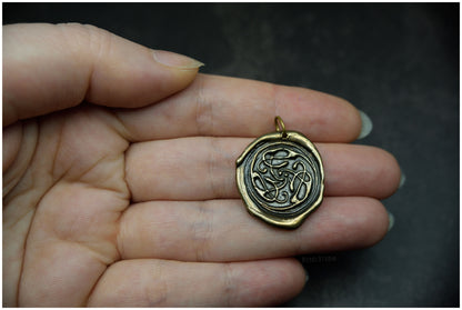 Colgante Gatos entrelazados nudo celta Pangur Bán bronce proporciones