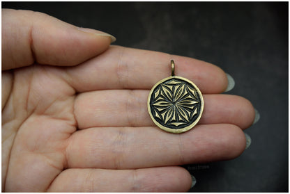 Colgante Roseta hexapétala Daisy bronce proporciones