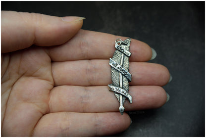 Colgante pluma "We are all stories in the end" plata proporciones