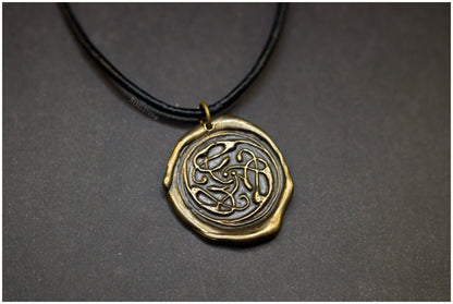 Colgante Gatos entrelazados nudo celta Pangur Bán bronce cordón cuero
