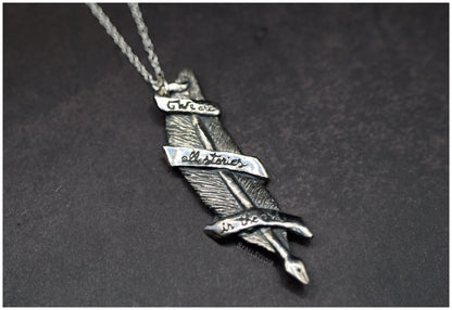 Colgante pluma "We are all stories in the end" plata cadena