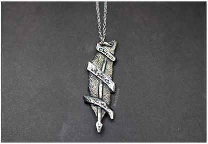 Colgante pluma "We are all stories in the end" plata frente