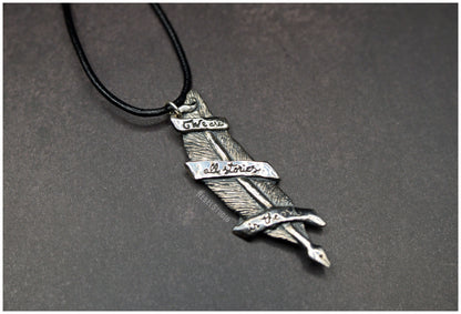 Colgante pluma "We are all stories in the end" plata lado cordón