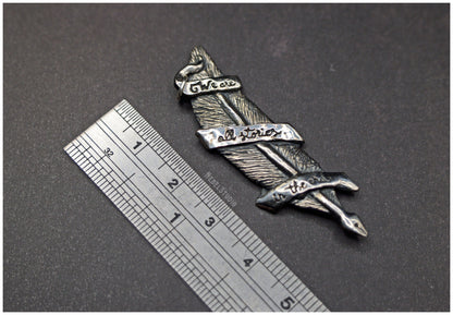 Colgante pluma "We are all stories in the end" plata medidas