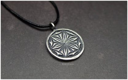 Colgante Roseta hexapétala Daisy plata detalle