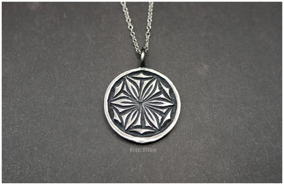 Colgante Roseta hexapétala Daisy plata frente cadena