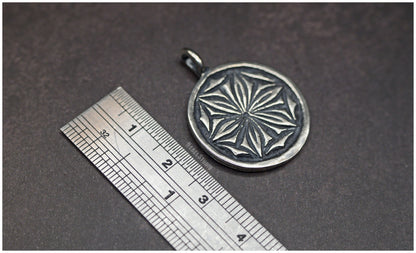 Colgante Roseta hexapétala Daisy plata medidas
