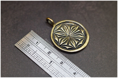 Colgante Roseta hexapétala Daisy bronce medidas