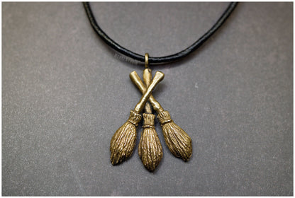 Colgante "Moiras" en forma de tres escobas de bronce cordón frente