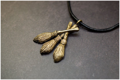 Colgante "Moiras" en forma de tres escobas de bronce lado