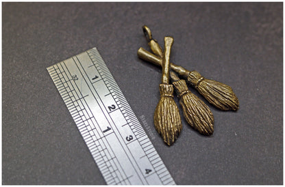 Colgante "Moiras" en forma de tres escobas de bronce medidas