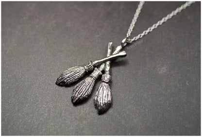 Colgante "Moiras" en forma de tres escobas de plata cadena