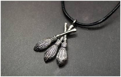 Colgante "Moiras" en forma de tres escobas de plata cordón cuero