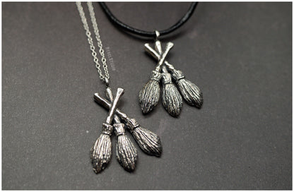 Colgante "Moiras" en forma de tres escobas de plata variaciones
