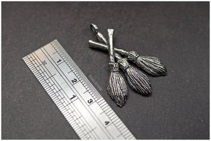 Colgante "Moiras" en forma de tres escobas de plata medidas