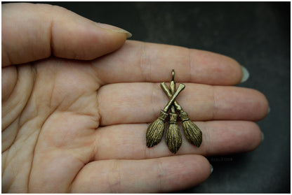 Colgante "Moiras" en forma de tres escobas de bronce proporciones