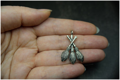 Colgante "Moiras" en forma de tres escobas plata proporciones