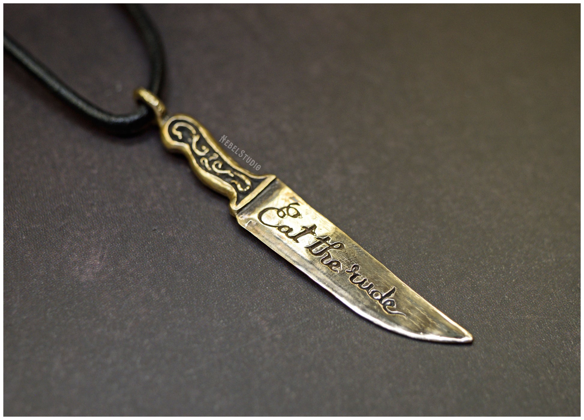 Colgante cuchillo Hannibal bronce con cordón de cuero detalle
