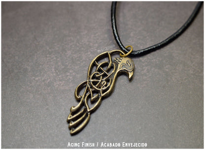 colgante cuervo bronce viejo con cordón de cuero