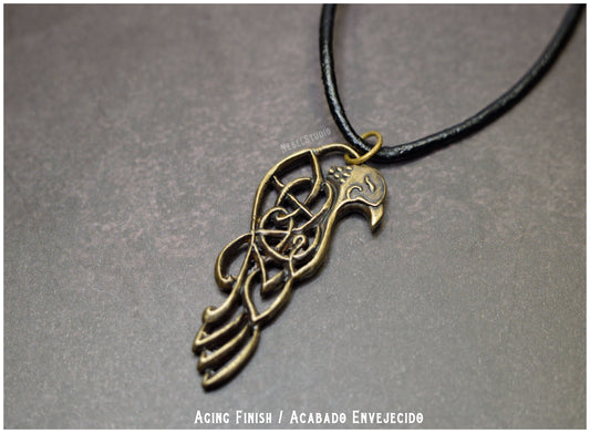 colgante cuervo bronce viejo con cordón de cuero