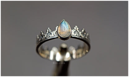 Alienor silver labradorite teardrop crown ring