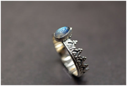 Alienor silver labradorite teardrop crown ring